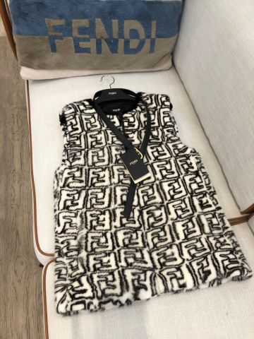 Áo gile lông thú FENDI* hoạ tiết logo VIP 1:1