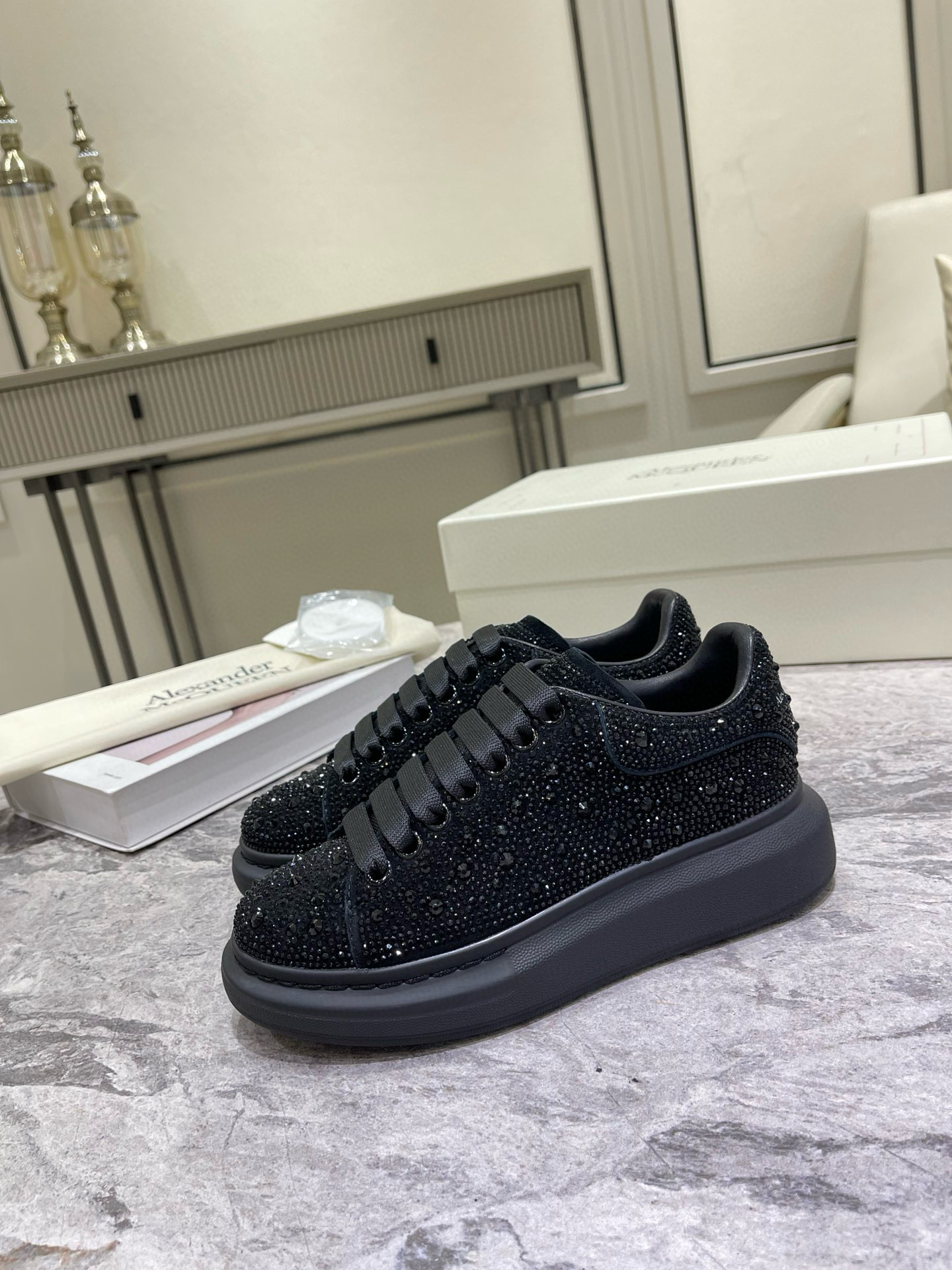 Zapatillas Alexander McQueen Oversize: Elegancia y Comodidad con Pedrería - zapato alexander McQueen