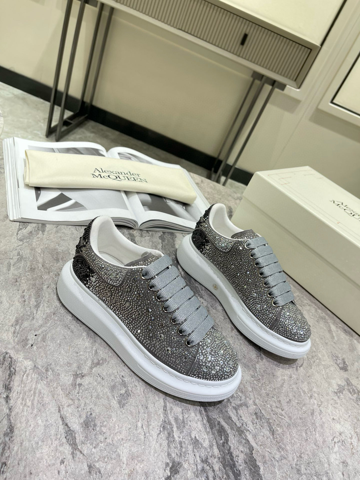 Zapatillas Alexander McQueen Oversize: Elegancia y Comodidad con Pedrería - zapato alexander McQueen
