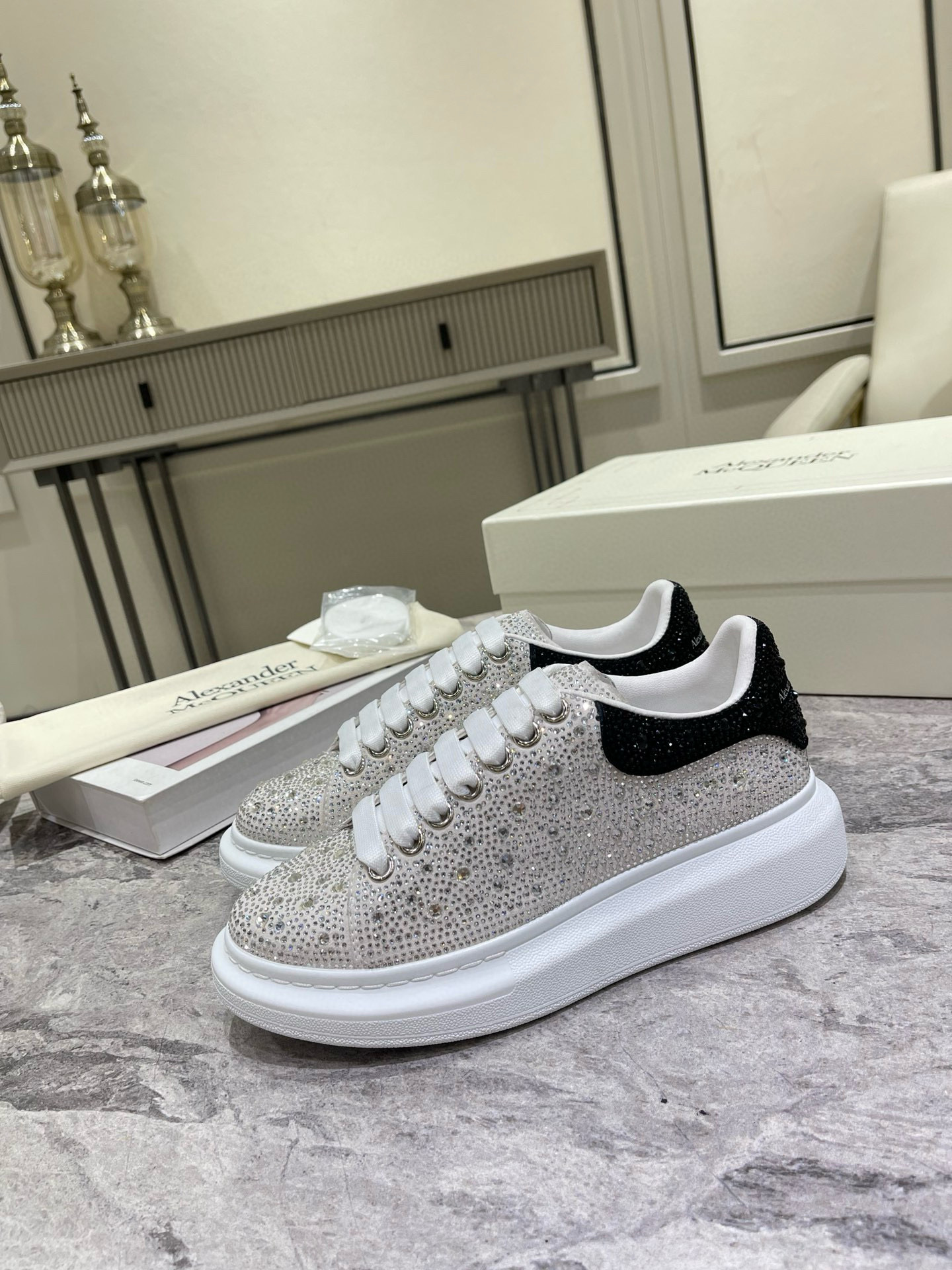 Zapatillas Alexander McQueen Oversize: Elegancia y Comodidad con Pedrería - zapato alexander McQueen