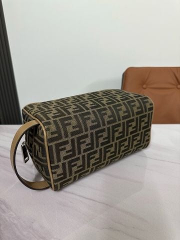 Túi clutch FENDI*  nam đa năng Signature FF