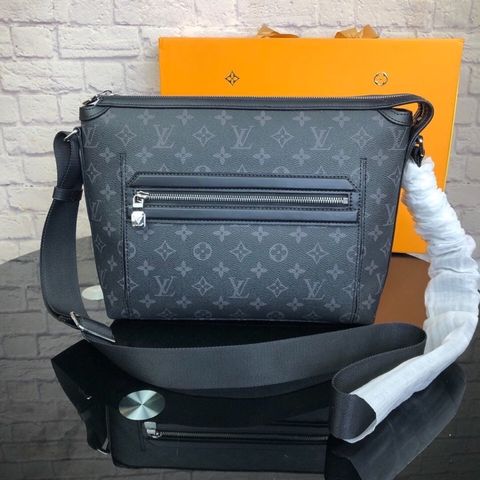 Túi nam LV hoạ tiết Monogram xám đẹp size 31x26cm