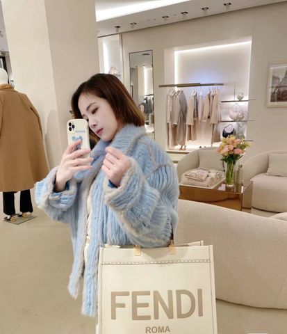 Áo khoác lông chồn FENDI* màu xanh nhạt siêu đẹp VIP 1:1