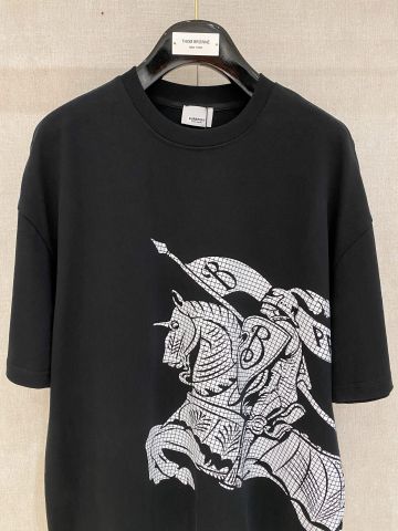 Áo phông nam nữ BURBERR*Y  unisex “Battle Horse” 2025