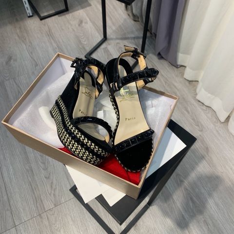 Sandal nữ đế xuồng Louboutin cao 12cm và loại 6,5cm