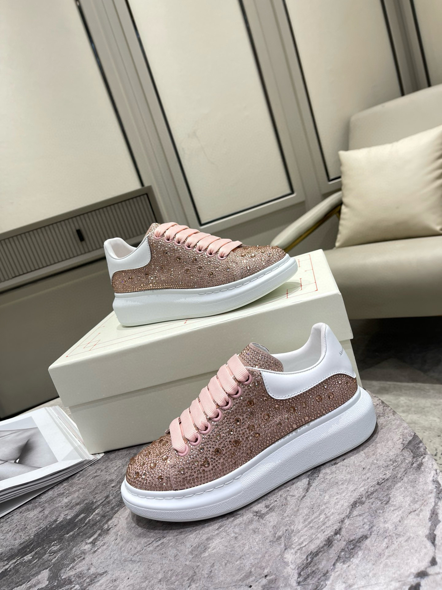 Zapatillas Alexander McQueen Oversize: Elegancia y Comodidad con Pedrería - zapato alexander McQueen