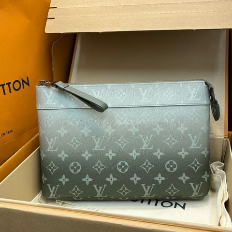 Clutch L*V POCCHETTE VOYAGE M11545 TÚI XÁCH NAM