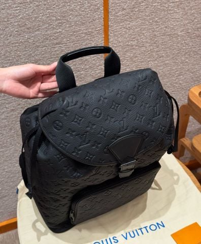 Ba lô nam L*V da bò dập nổi hoạ tiết Monogram