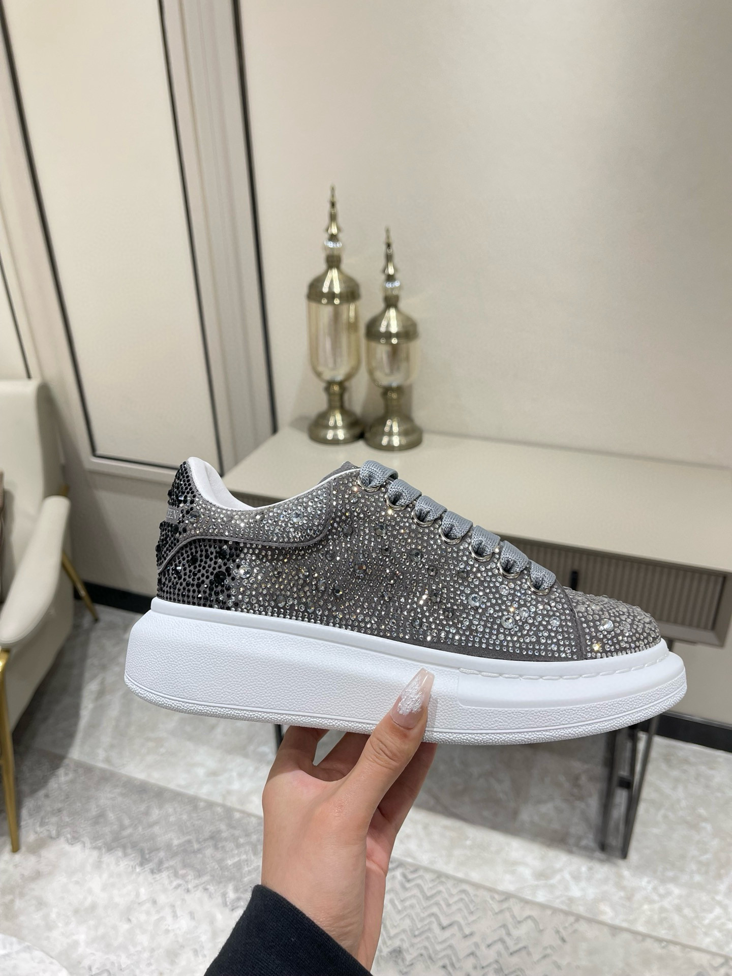 Zapatillas Alexander McQueen Oversize: Elegancia y Comodidad con Pedrería - zapato alexander McQueen