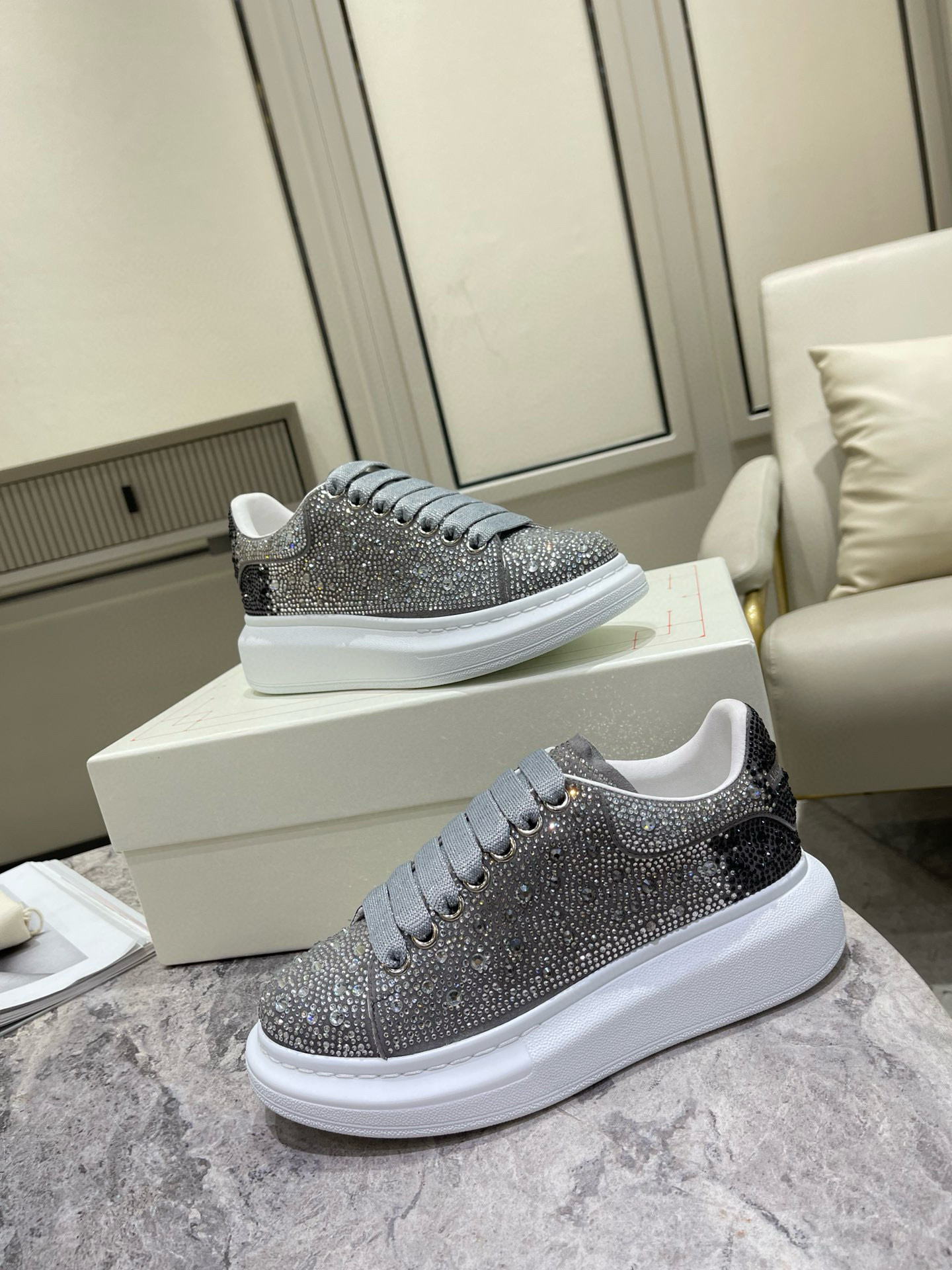 Zapatillas Alexander McQueen Oversize: Elegancia y Comodidad con Pedrería - zapato alexander McQueen