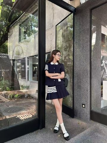 THOM* BROWNE* mang đến set áo nữ & chân váy