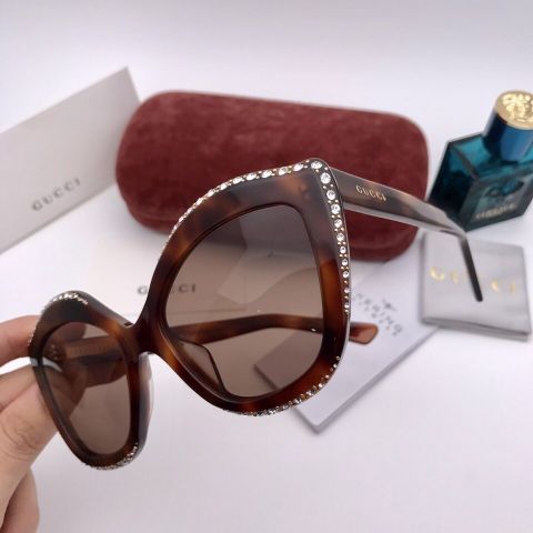 Kính gucci viền nạm đá đẹp sang chảnh