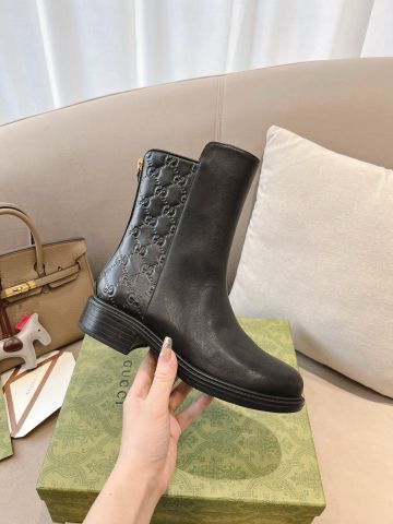 Boot GUCCI* cổ lỡ da bò lỳ dập hoạ tiết logo