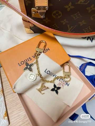 Phụ kiện túi xách nữ L*V – Fleur de Monogram Chain Charm