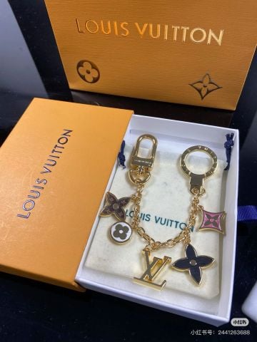 Phụ kiện túi xách nữ L*V – Fleur de Monogram Chain Charm