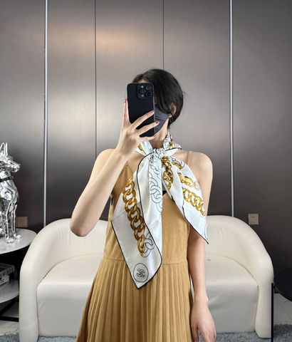 Khăn lụa vuông VERSACE* in hoạ tiết xích vàng