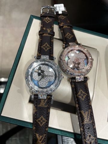 Đồng hồ nữ L*v mặt nạm kim cương hình bông hoa 4 cánh dây hoạ tiết Monogram nâu đẹp cao cấp