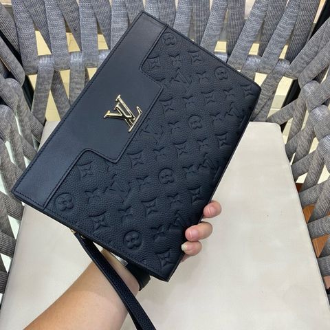 Clutch LV* da bò dập Monogram cao cấp