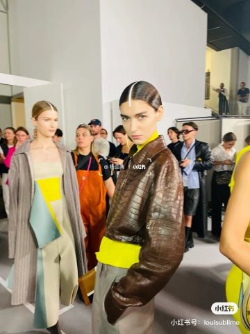 Áo Khoác nữ FENDI* Cao Cấp – Siêu Phẩm Da Cừu Cá Sấu