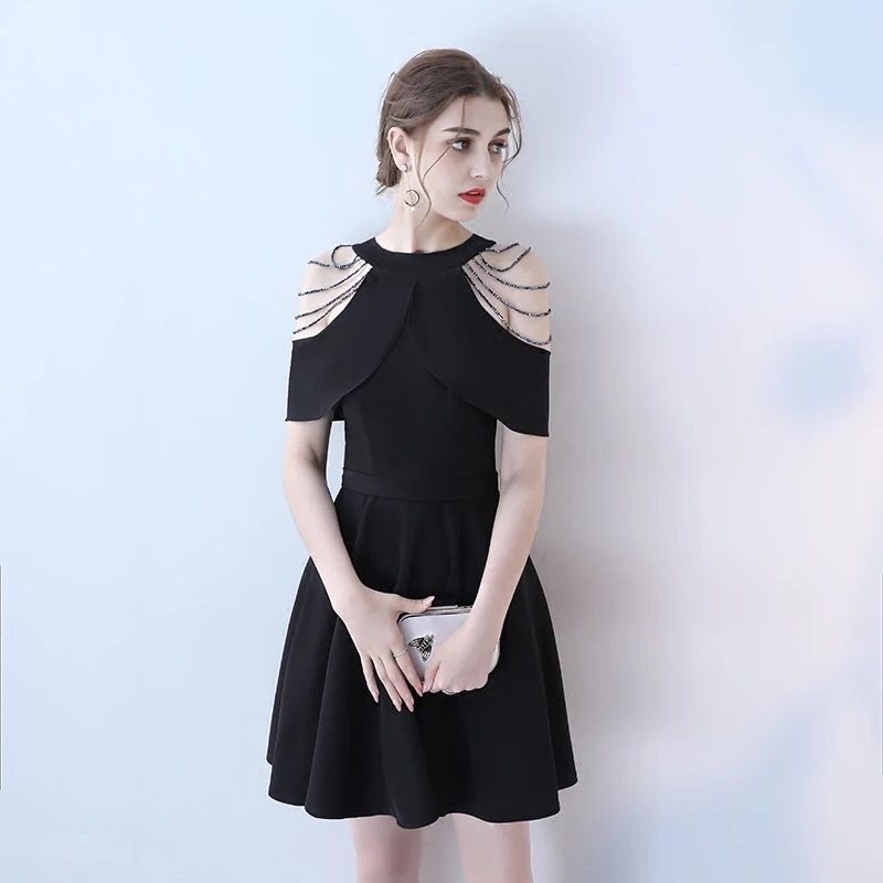 Đầm xòe thiết kế cổ thuyền sát nách với họa tiết hoa lớn sắc màu dịu