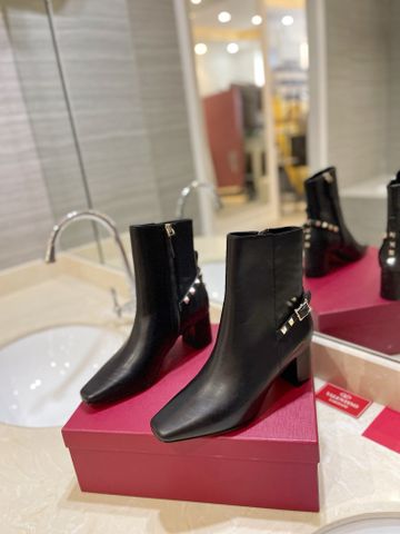 Boot VALENTINO* cổ lỡ gót vuông cao 6,5cm da bê gót đai đinh kiểu đẹp sang VIP 1:1