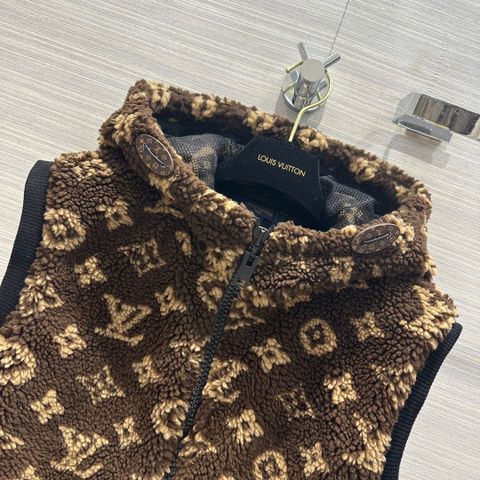 Áo gile lông LV* hoạ tiết Monogram nâu dáng ngắn kiểu độc