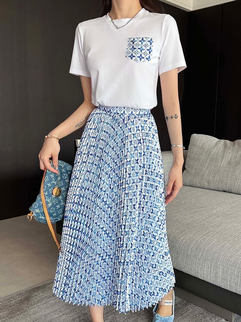 13 cách phối đồ với chân váy xếp ly ngắn cho cô nàng nấm lùn