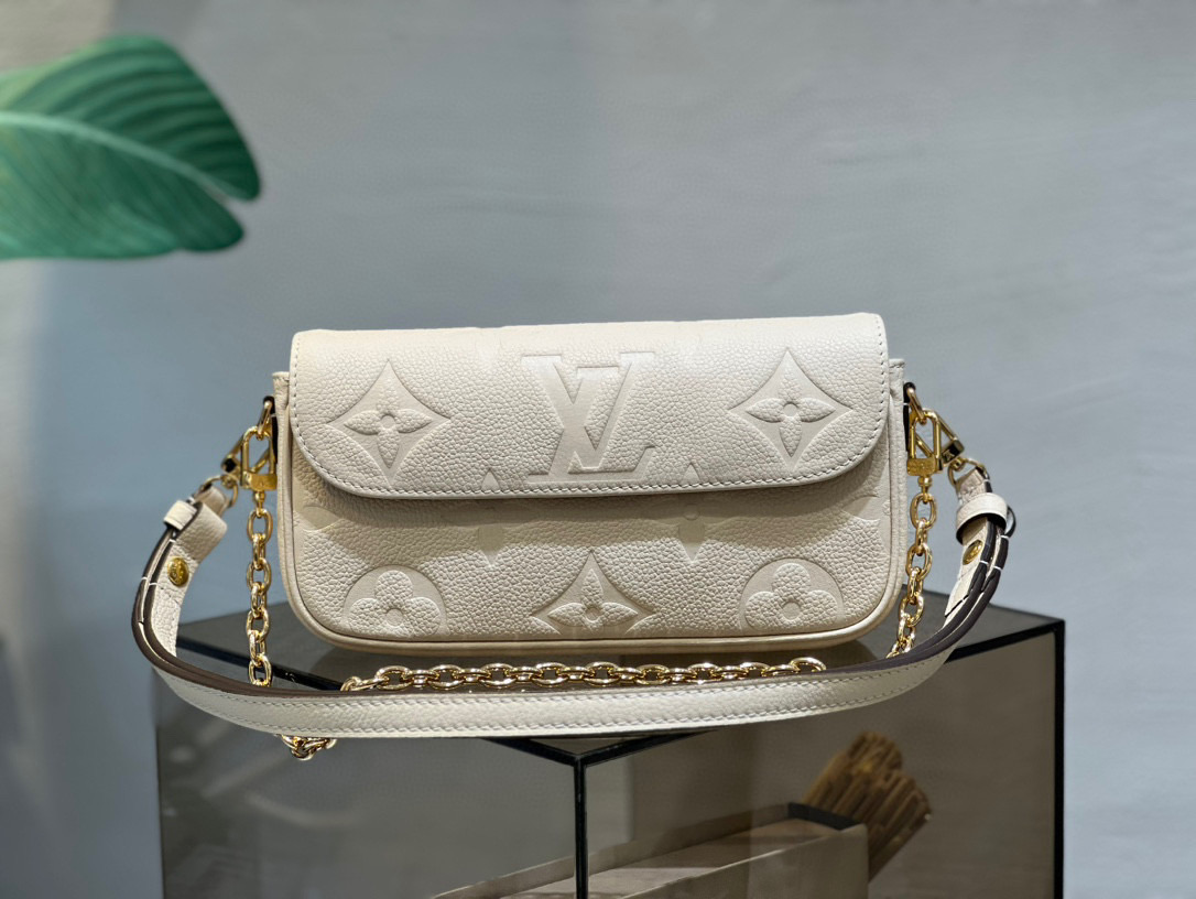 Louis Vuitton Monogram Chain Leather Crossbody Logo Shoulder Bags (M82211)  in 2023