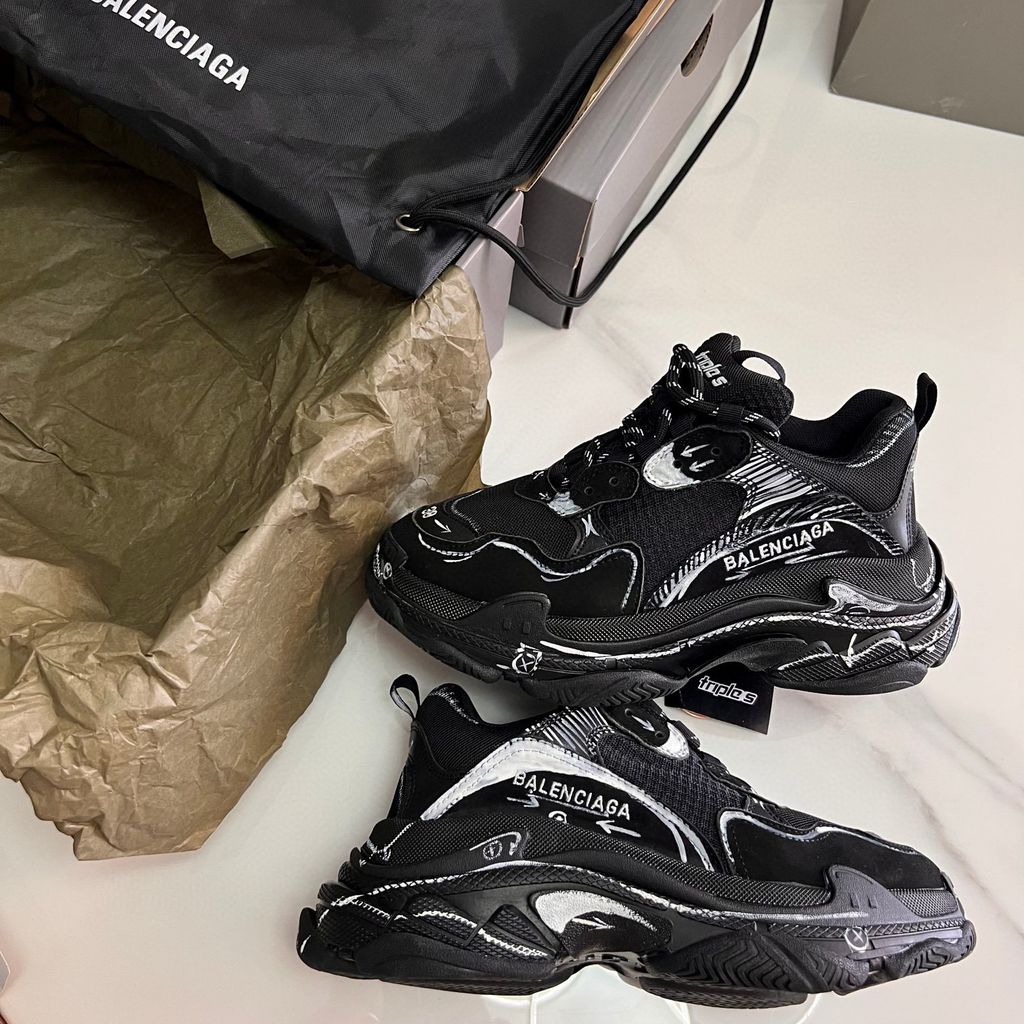Cách phối đồ với giày Balenciaga Triple S đẹp ngây ngất cực ấn tượng #48 Cách phối đồ với giày Balenciaga Triple S đẹp ngây ngất cực ấn tượng