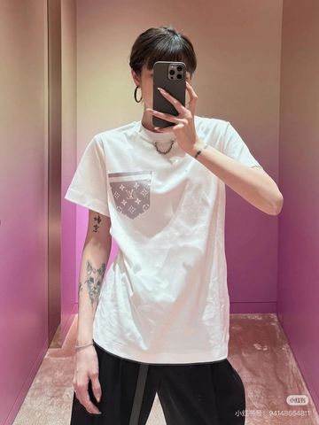 Áo phông nữ L*V cổ xích bạc túi hoạ tiết