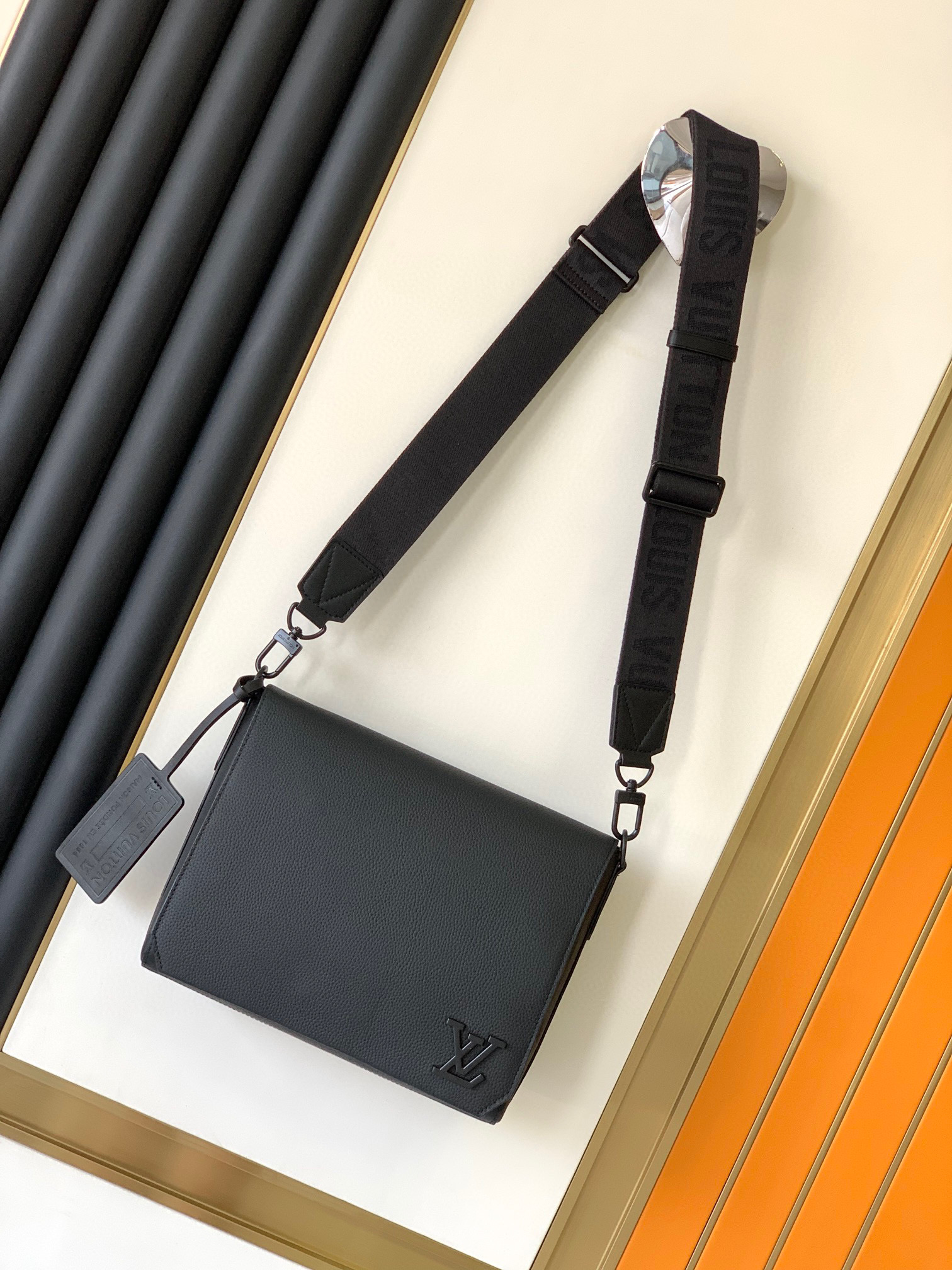 LOUIS VUITTON Black LV Aerogram Leather Messenger Bag Crossbody M57080  Unisex