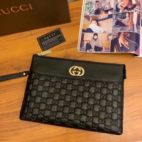 Clutch GUCCI* da bò dập hoạ tiết nổi logo vàng 29cm