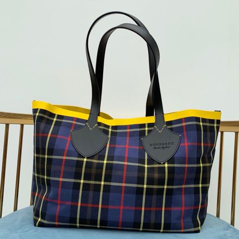 Túi xách nữ Burberry* mẫu mới 38cm chất vải dùng đc cả 2 mặt hoạ tiết kẻ đẹp