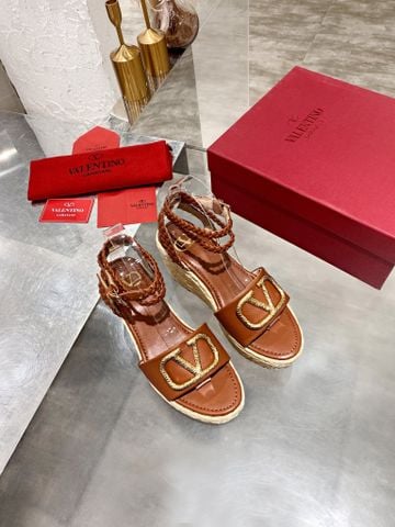 Sandal nữ đế xuồng cói VALENTINO* cao 10cm quai da bò logo vàng đẹp sang cao cấp màu nâu và đen