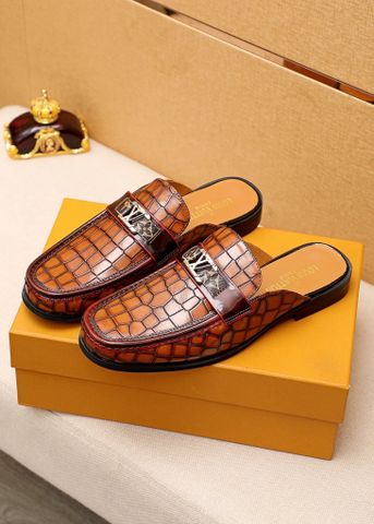 Sục nam LV* vân cá sấu bóng mờ đai ngang hoạ tiết Monogram