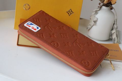 Ví nam LV* x NBA dáng dài 20cm da bò dập hoạ tiết Monogram màu nâu bò đẹp cao cấp