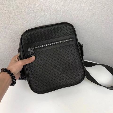 Túi nam BOTTEGA* VENETA* đeo chéo size 24x 27cm da bò đan mềm đẹp cao cấp