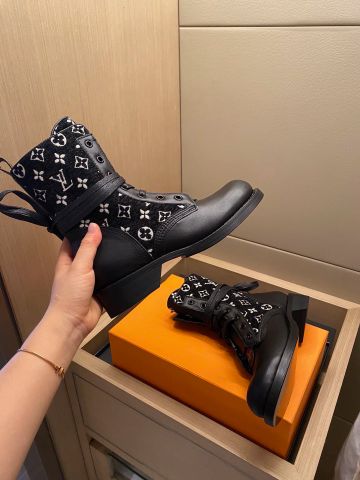 Boot LV* cổ lỡ phối hoạ tiết Monogram dáng khoẻ SIÊU CẤP