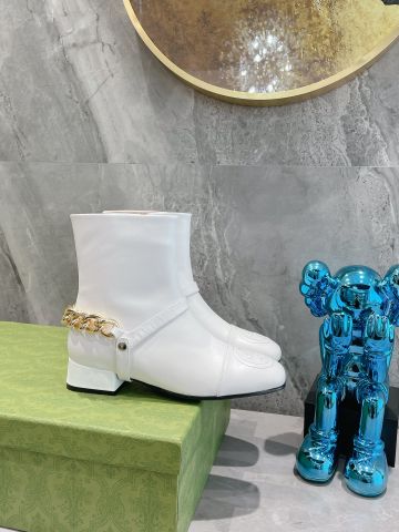 Boot GUCCI* cổ lỡ da bò lỳ mềm đai da xích vàng mũi dập nổi logo đế 3,5cm đẹp SIÊU CẤP