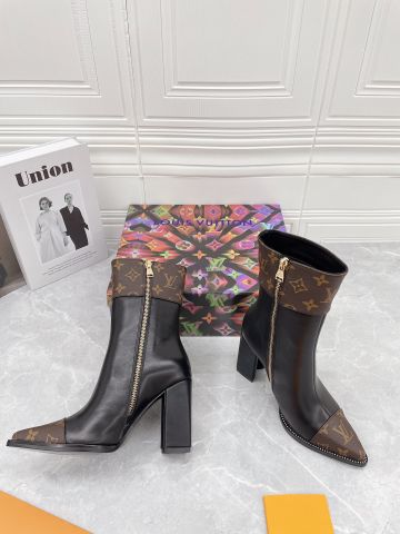 Boot LV* cổ lỡ da bò lỳ phối hoạ tiết Monogram