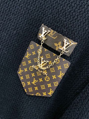 Áo len nam LV* SIÊU CẤP túi ngực phối Monogram nâu xích vàng đẹp