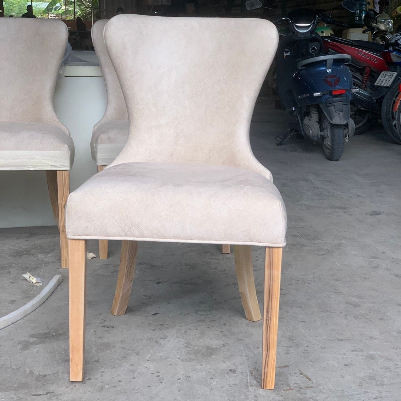 GHẾ ĂN WINGBACK GỖ ASH BỌC DA CÔNG NGHIỆP