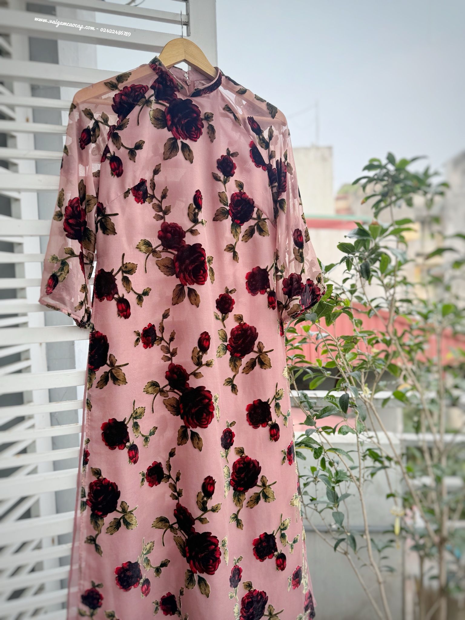 Áo dài nhung dập hoa hồng