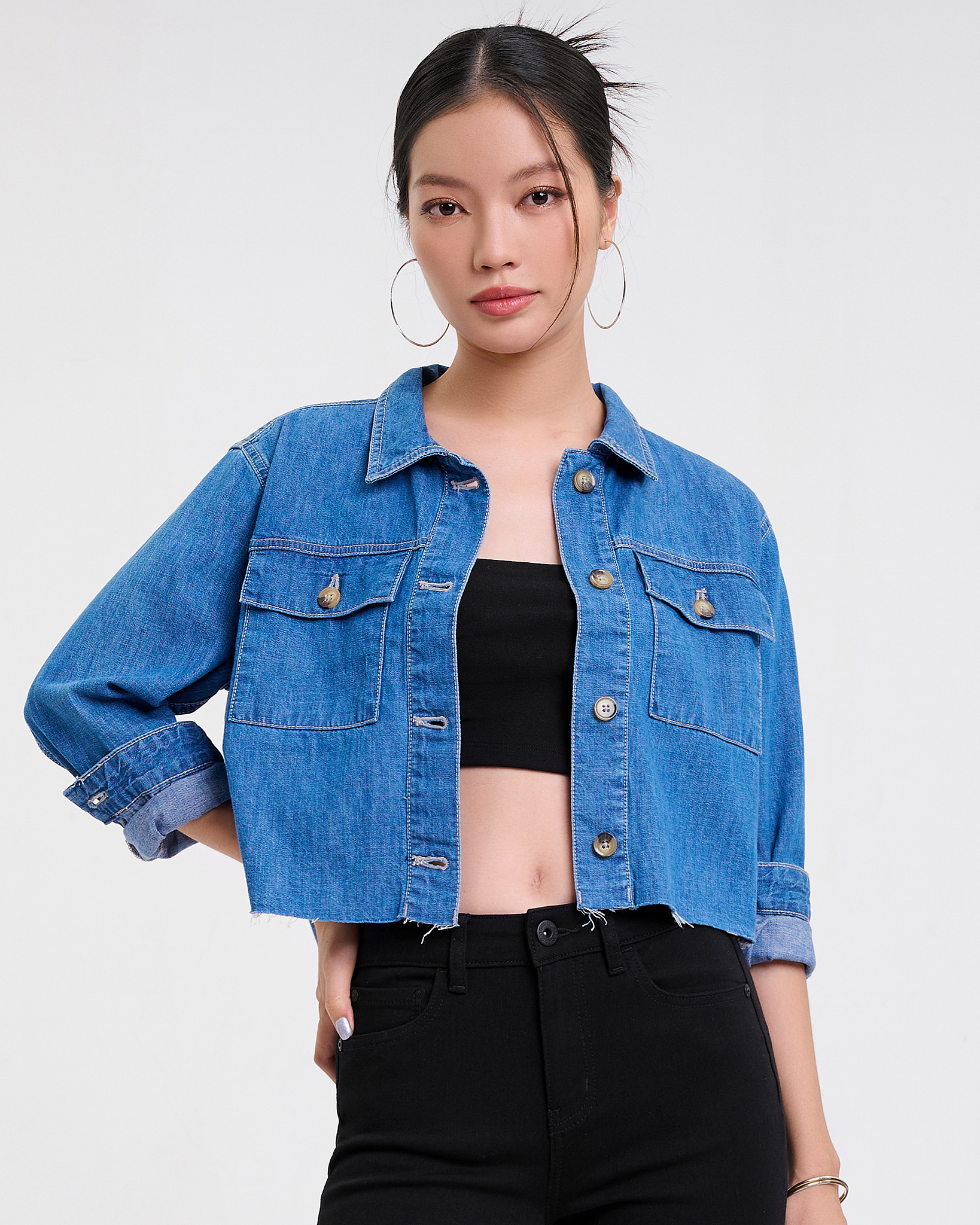 Áo Sơ Mi Denim Nữ Dáng Croptop. Raw Frayed Hem Croptop Denim Shirt - 121WD2034F4
