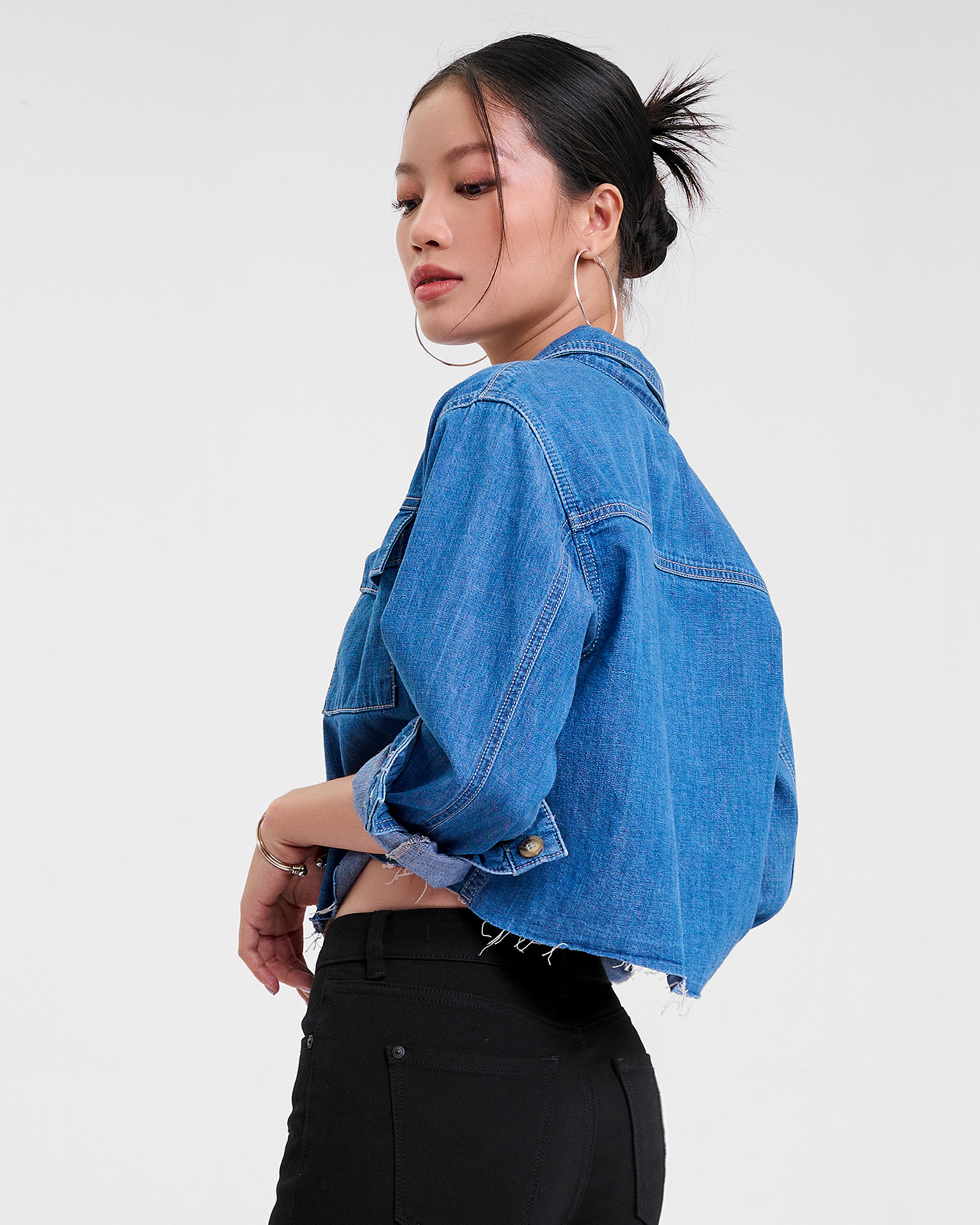 Áo Sơ Mi Denim Nữ Dáng Croptop. Raw Frayed Hem Croptop Denim Shirt - 121WD2034F4