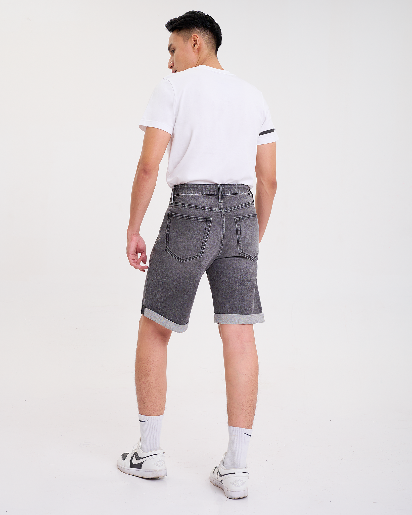 Quần Ngắn Nam Màu Xám. Ash Grey Rolled Hem Denim Shorts - 122MD4103B1