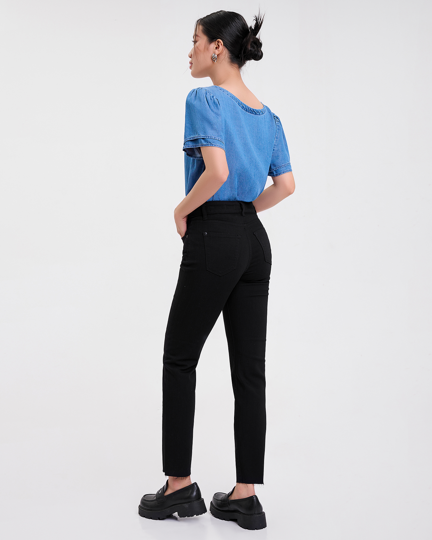 Quần Jeans Nữ Đen Dáng Suông. Black Straight Fit Raw Frayed Hem Cut Jeans - 122WD2083B1090