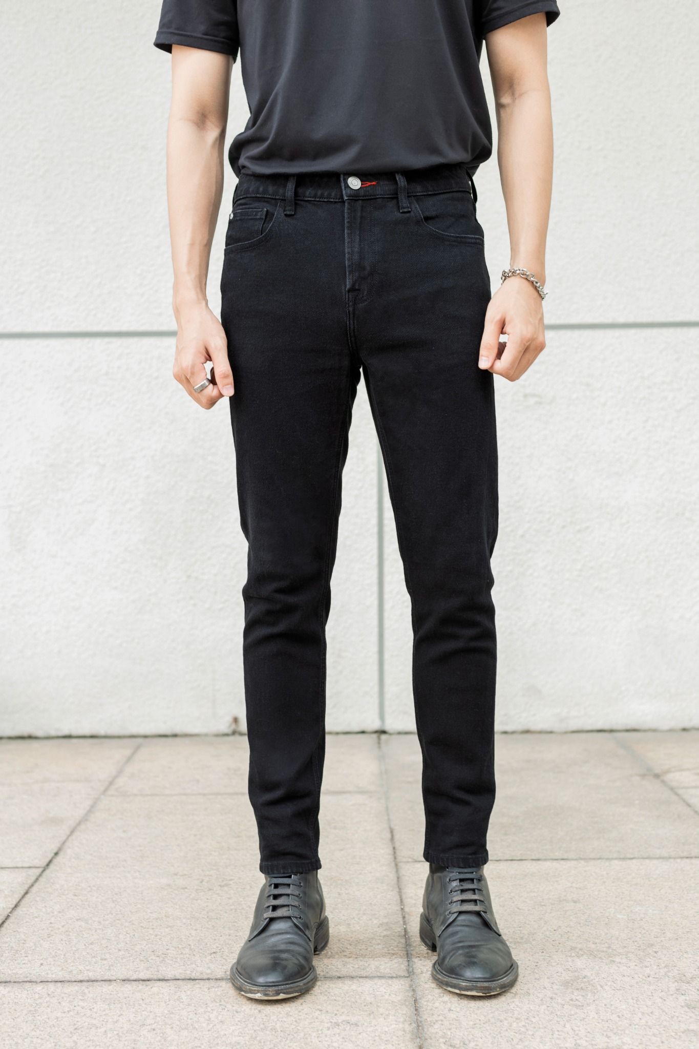 Quần Jeans Nam Dáng Slim Fit Màu Đen Phối Chỉ Đỏ. Red Thread Black Slim Fit Jeans - 222MD4082B1