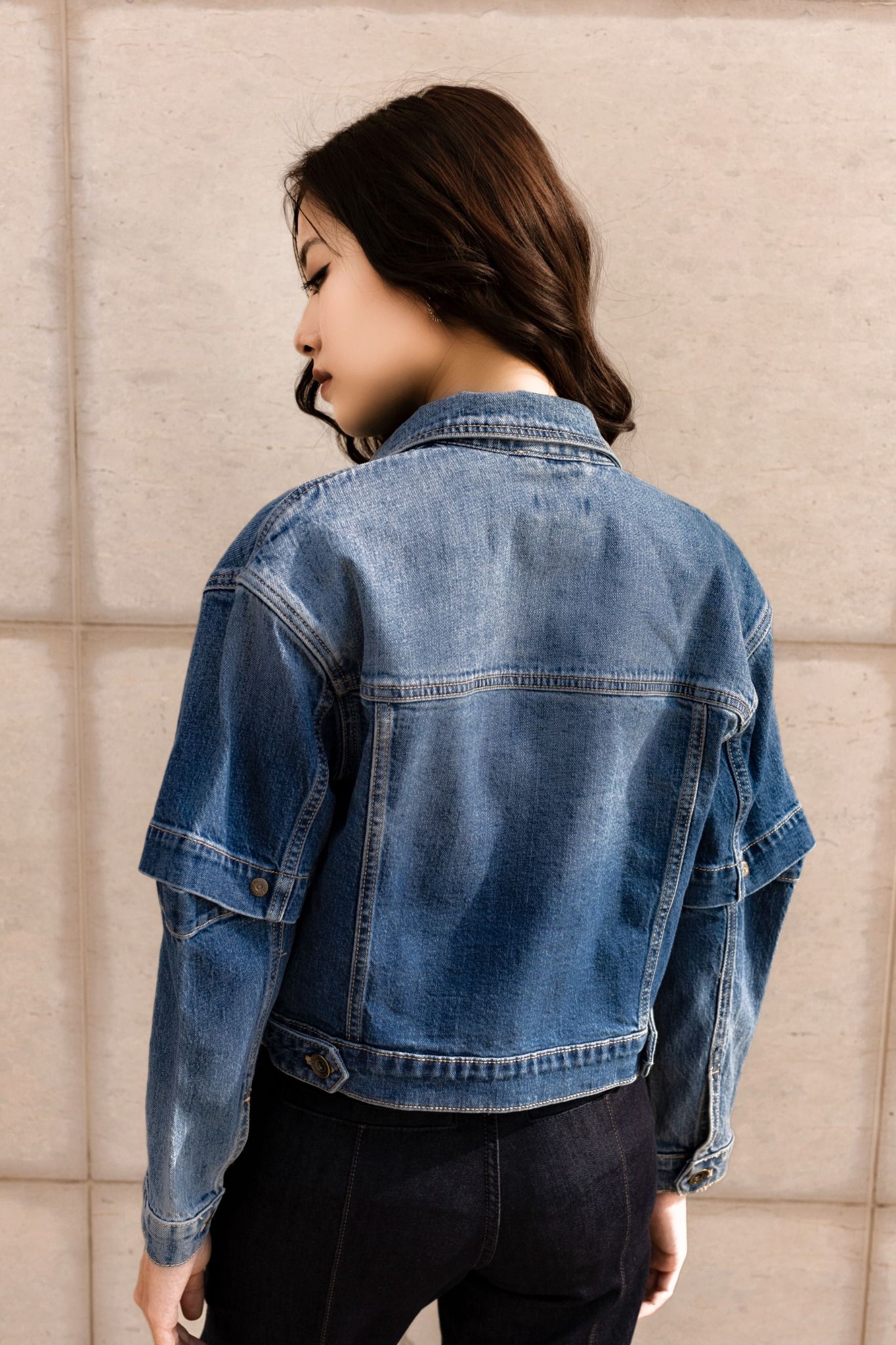 Áo Khoác Nữ Dáng Rộng Chi Tiết Tháo Tay Áo Tiện Dụng - Detachable Sleeve Bright Blue Women's Denim Jacket - 222WD2044F1930