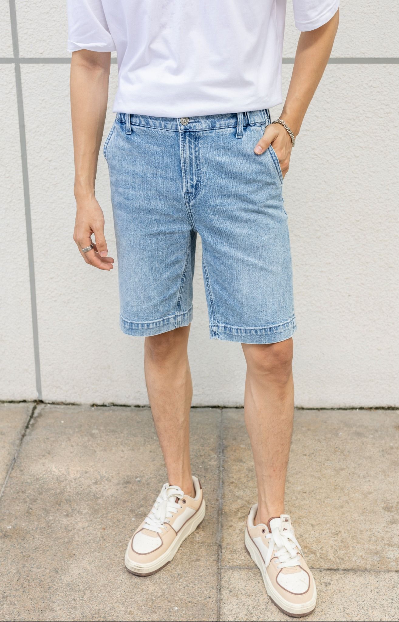Quần Shorts Nam Dáng Suông Màu Xanh Sáng. Summer Sky Straight Fit Denim Shorts - 222MD3103B1